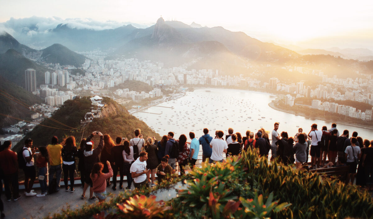 Des touristes se pressent pour admirer la vue à Rio de Janeiro, au Brésil.