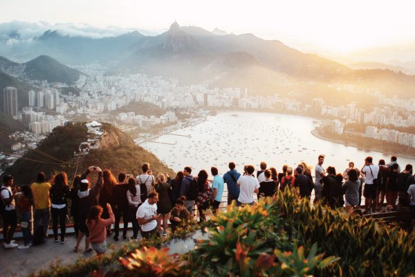 Des touristes se pressent pour admirer la vue à Rio de Janeiro, au Brésil.