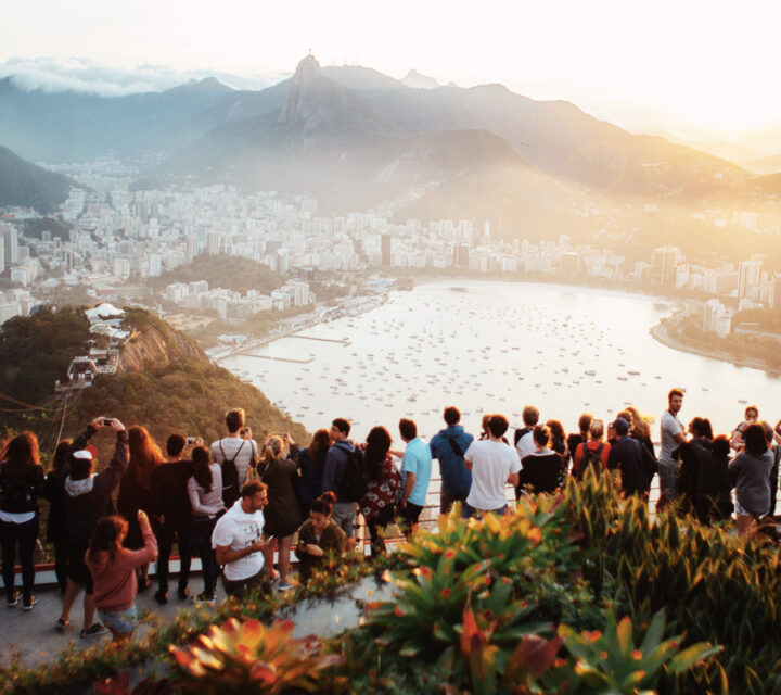 Des touristes se pressent pour admirer la vue à Rio de Janeiro, au Brésil.