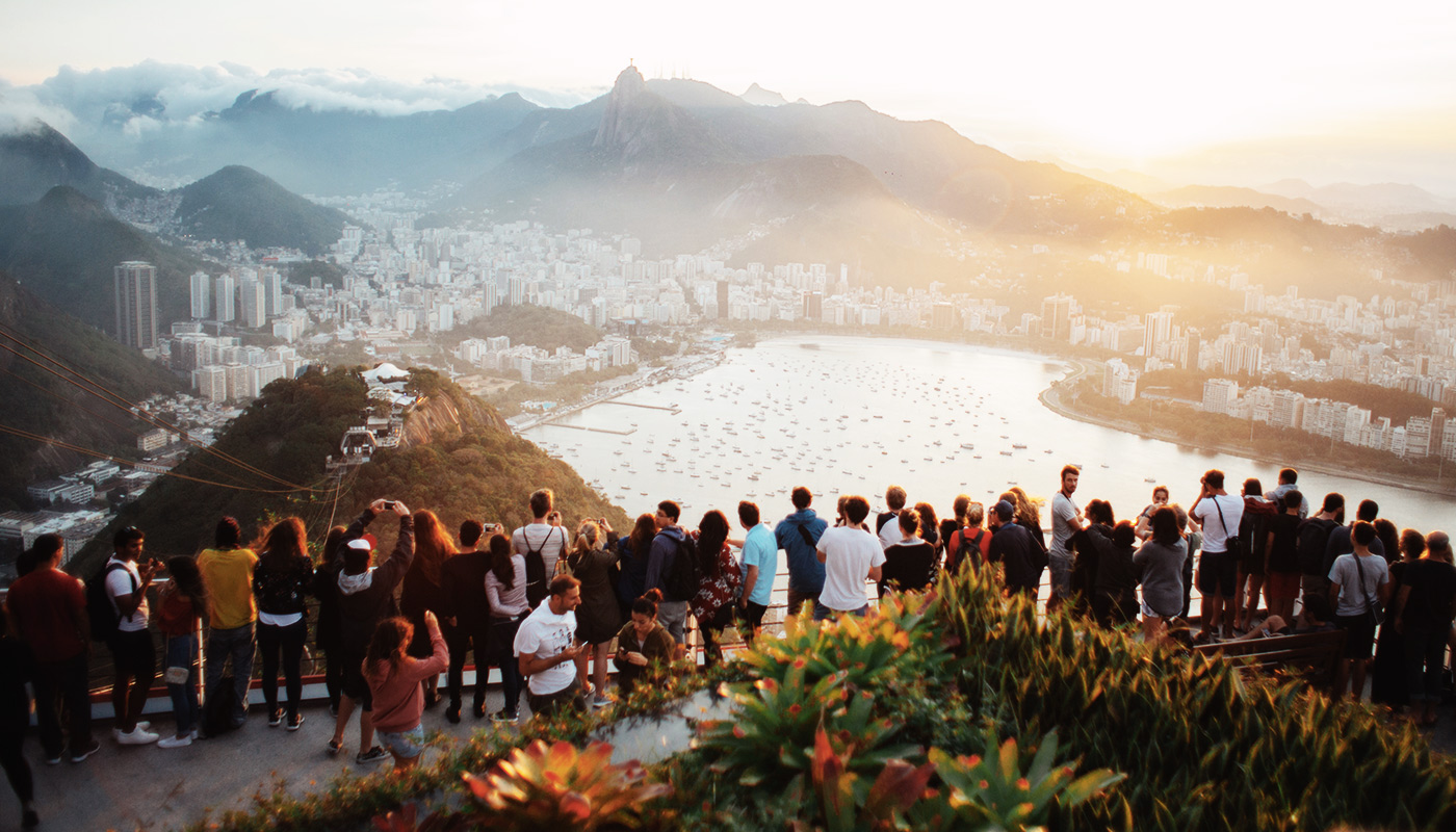 Des touristes se pressent pour admirer la vue à Rio de Janeiro, au Brésil.