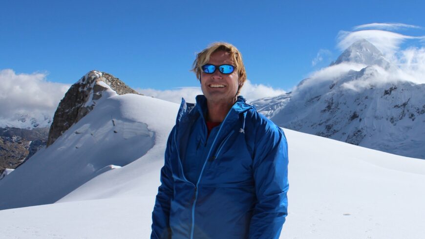 Du haut de ces 1m90 avec des cheveux blond mi-long et ses nombreux récits d'aventures John All a tout d'un Indiana Jones de la climatologie.