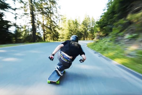 Josh Neuman en skate de descente