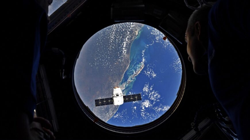 Le vaisseau cargo Dragon SpaceX a été attrapé avec succès par Canadarm2 .le 6 mai