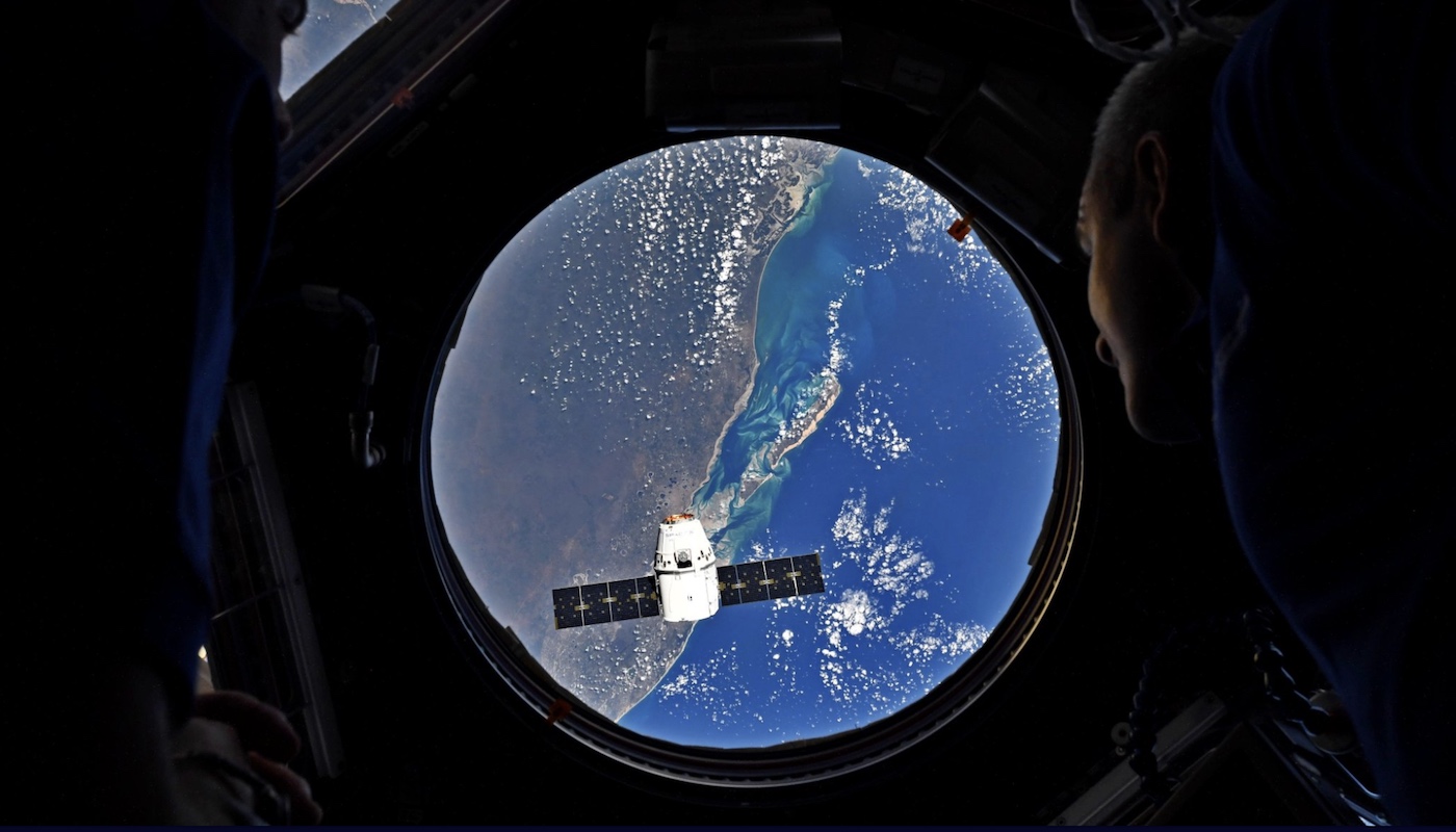 Le vaisseau cargo Dragon SpaceX a été attrapé avec succès par Canadarm2 .le 6 mai