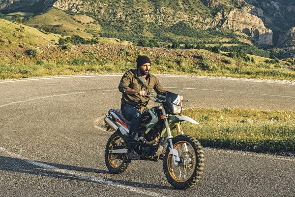 Jason Motlagh sur sa moto près de Choman, Iraq.