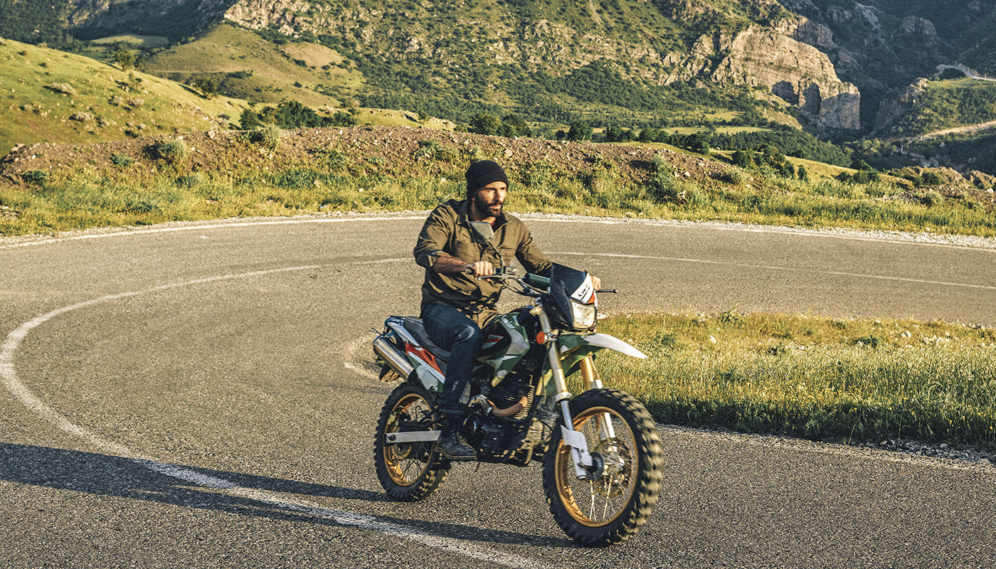 Jason Motlagh sur sa moto près de Choman, Iraq.