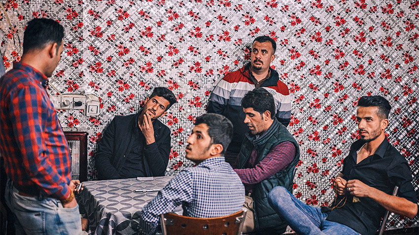 Des Kurdes jouent aux dominos à Choman.