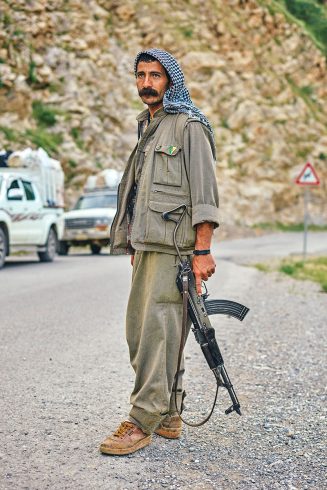 Egid Serhad, membre du PKK, gère un point de contrôle à Qandil.
