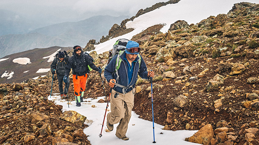 Bahjat, Jason et Musa grimpent le mont Halgurd.