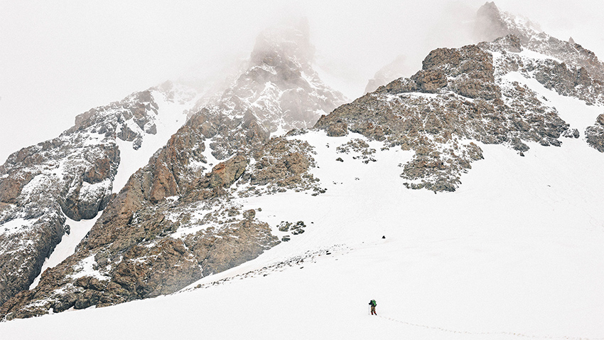 Le ciel est couvert pendant l'ascension du Mont Halgurd, Nabil fait demi-tour.