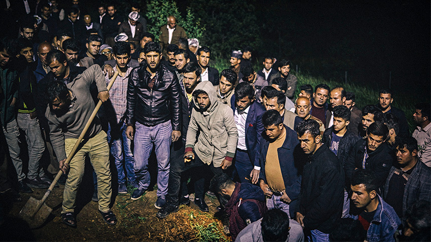 Des hommes kurdes assistent aux funérailles de Haidar Shwan, victime d'une mine. (Balazs Gardi)