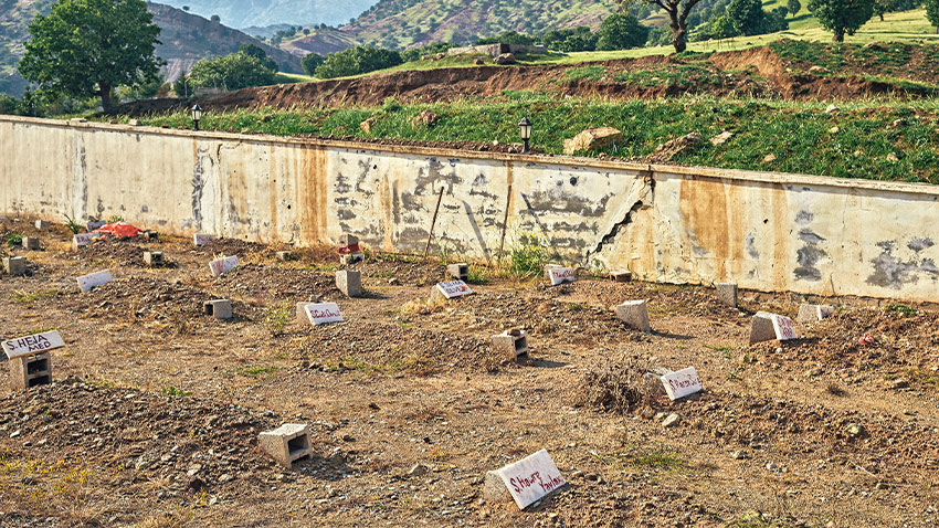 Pierres tombales des combattants du PKK à Qandil.
