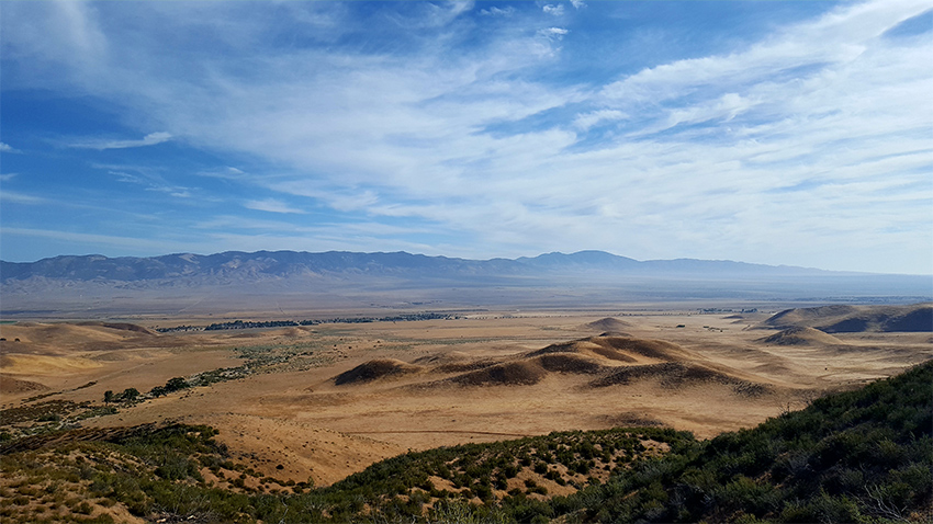 Mi. 510 – Vue plongeante sur la Highway 138 et Hiker Town, d'où on part pour la traversée du désert de Mojave