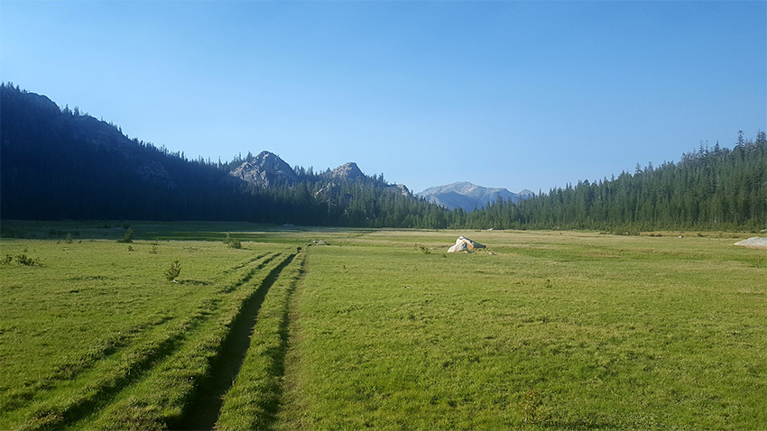 Mi. 952 – Cold Canyon, où des chevaux sortis de nulle part paissent entre ciel et prairie... et où je me débrouille pour briser l'écran de mon téléphone !