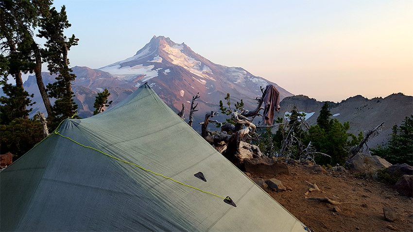 Mi. 2036 – Campement magique face à Mount Jefferson, plus grand que nature
