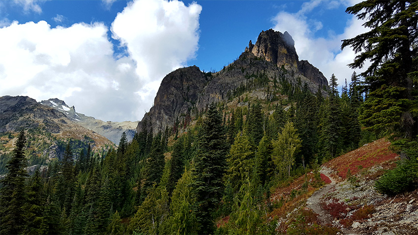 Splendeur alpine dans l'Etat de Washington sous un ciel enfin bleu
