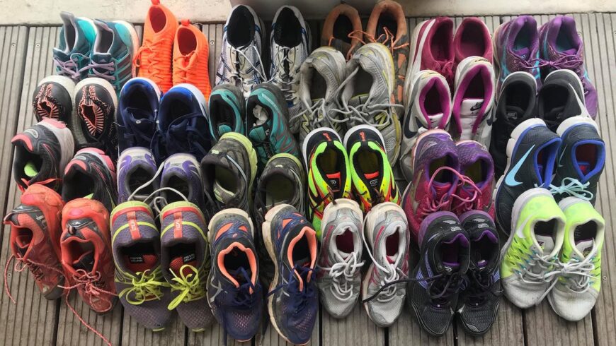 Les chaussures trop usées partent au recyclage.