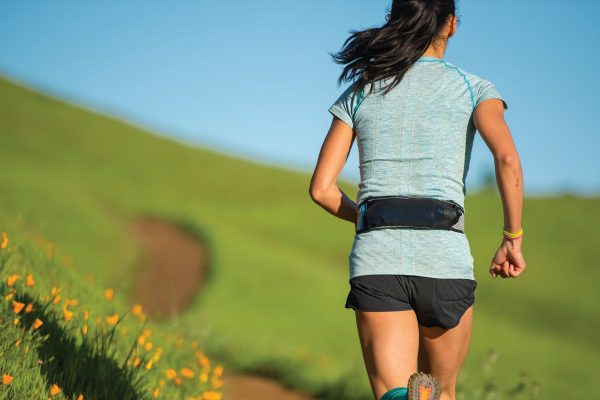 Femme courant dans la nature