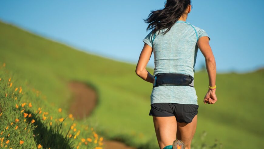 Femme courant dans la nature