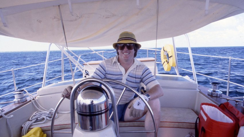Richard Carr à la barre aux Bahamas en 1981.