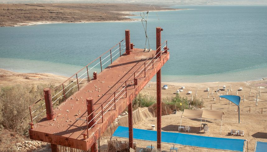 Territoires occupés de Palestine, Mer Morte - Plage de Kaila, 12 déc 2017. Une vieille jetée tombée en désuétude où a été placée une installation métallique en forme de pêcheur.