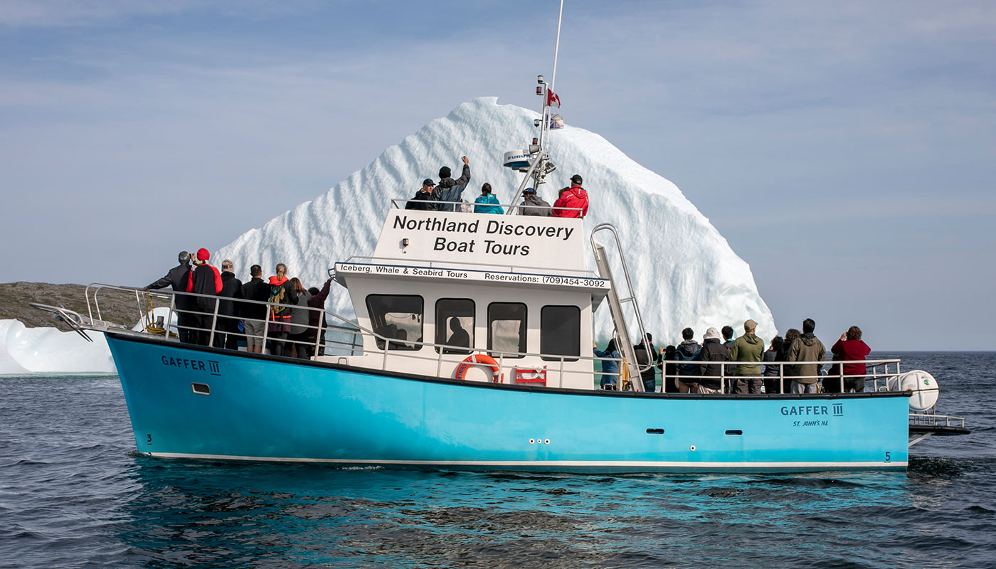 A St Anthony (Terre-Neuve-et-Labrador), ce bateau propose des balades de deux heures au milieu des icebergs qui fondent pour une quarantaine d’euros.
