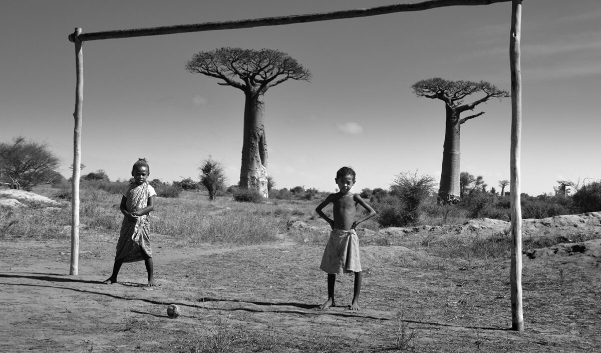 Photo noir et blanc de deux enfants à Madagascar
