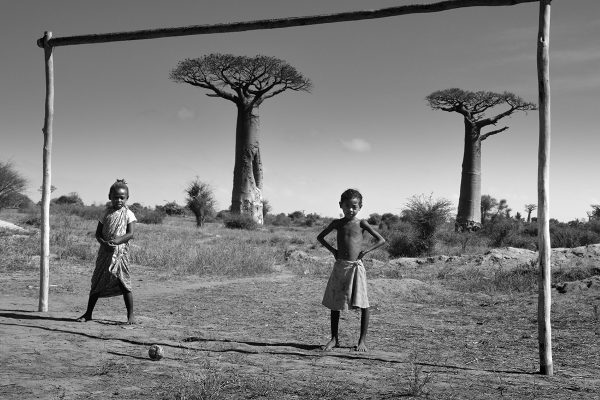 Photo noir et blanc de deux enfants à Madagascar