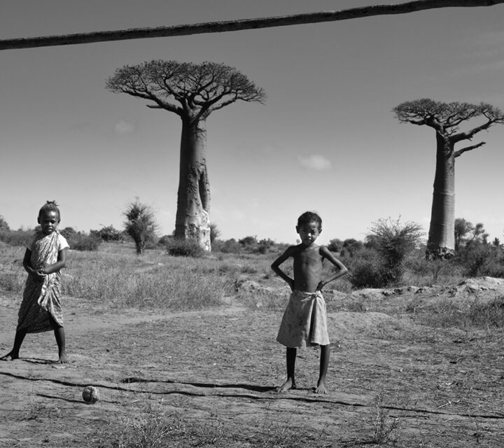 Photo noir et blanc de deux enfants à Madagascar