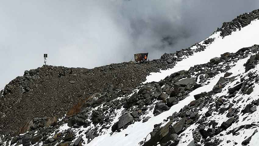 Au loin le poste de garde du Sherpa