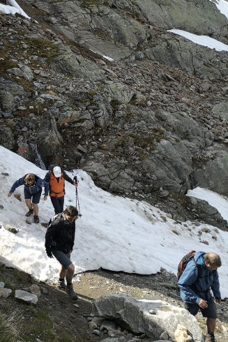 Des promeneurs inexpérimentés sur un névé.