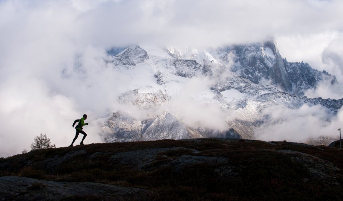 Un homme court dans la montagne