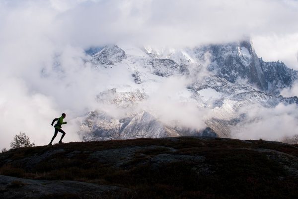 Un homme court dans la montagne