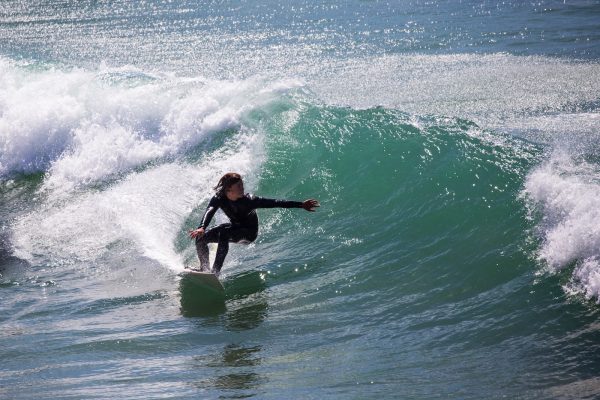 Garçon faisant du surf
