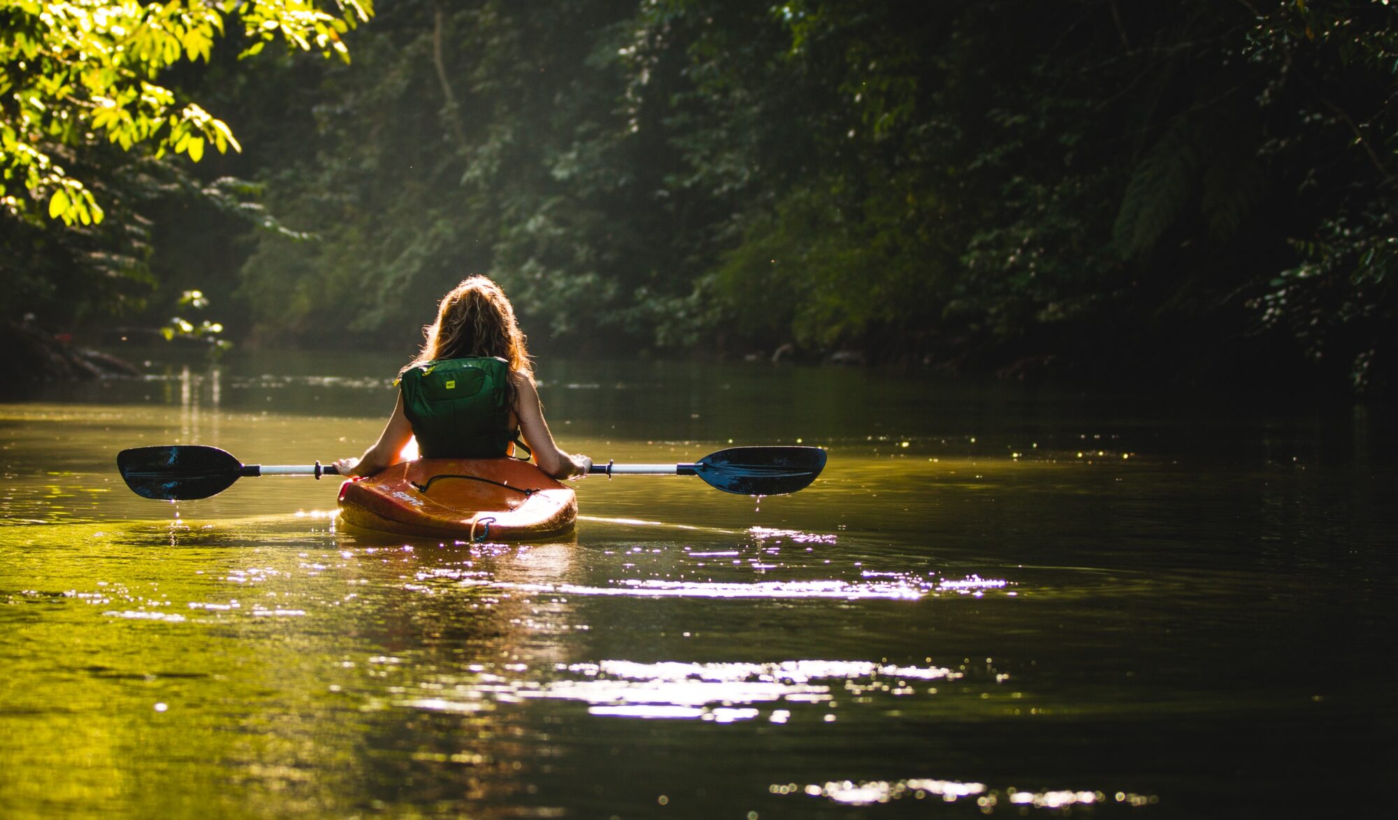Femme dans un canoe sur la rivière
