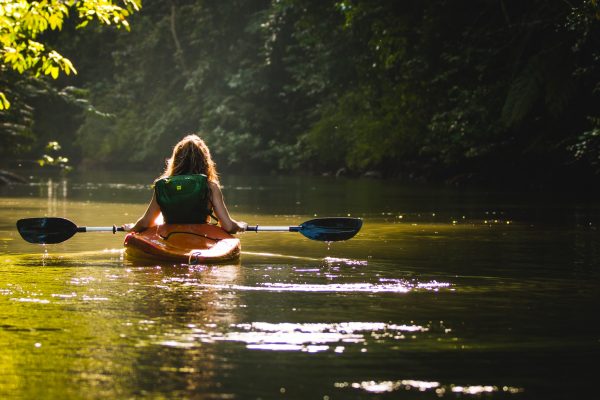 Femme dans un canoe sur la rivière