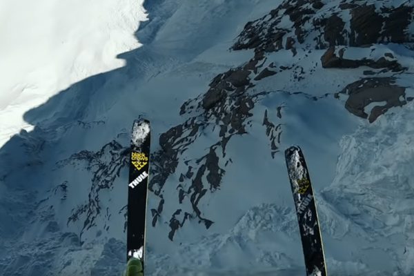 Matthias Giraud en ski base jump