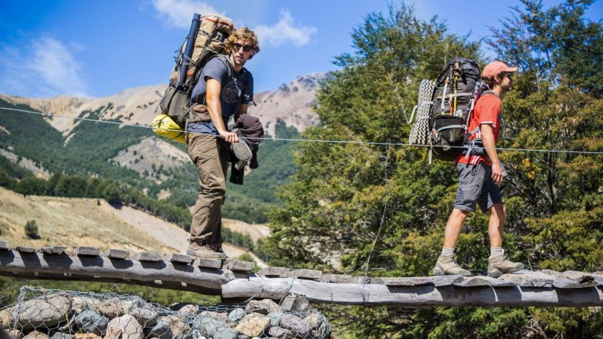 Des randonneurs chiliens se préparent à entrer dans le parc national de Cerro Castillo.