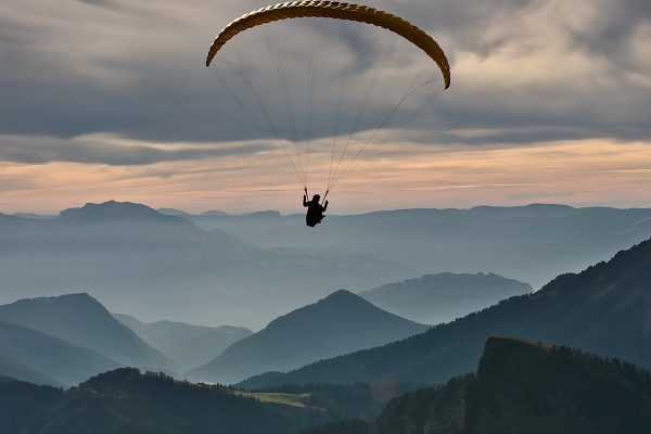 Parapentiste en pleine action