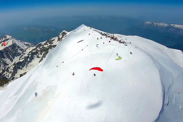 Parapentistes au sommet du Mont-Blanc