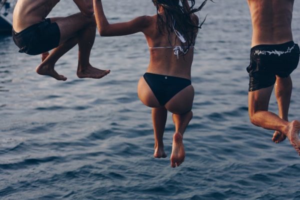 jeunes sautant dans l'eau pendant l'été