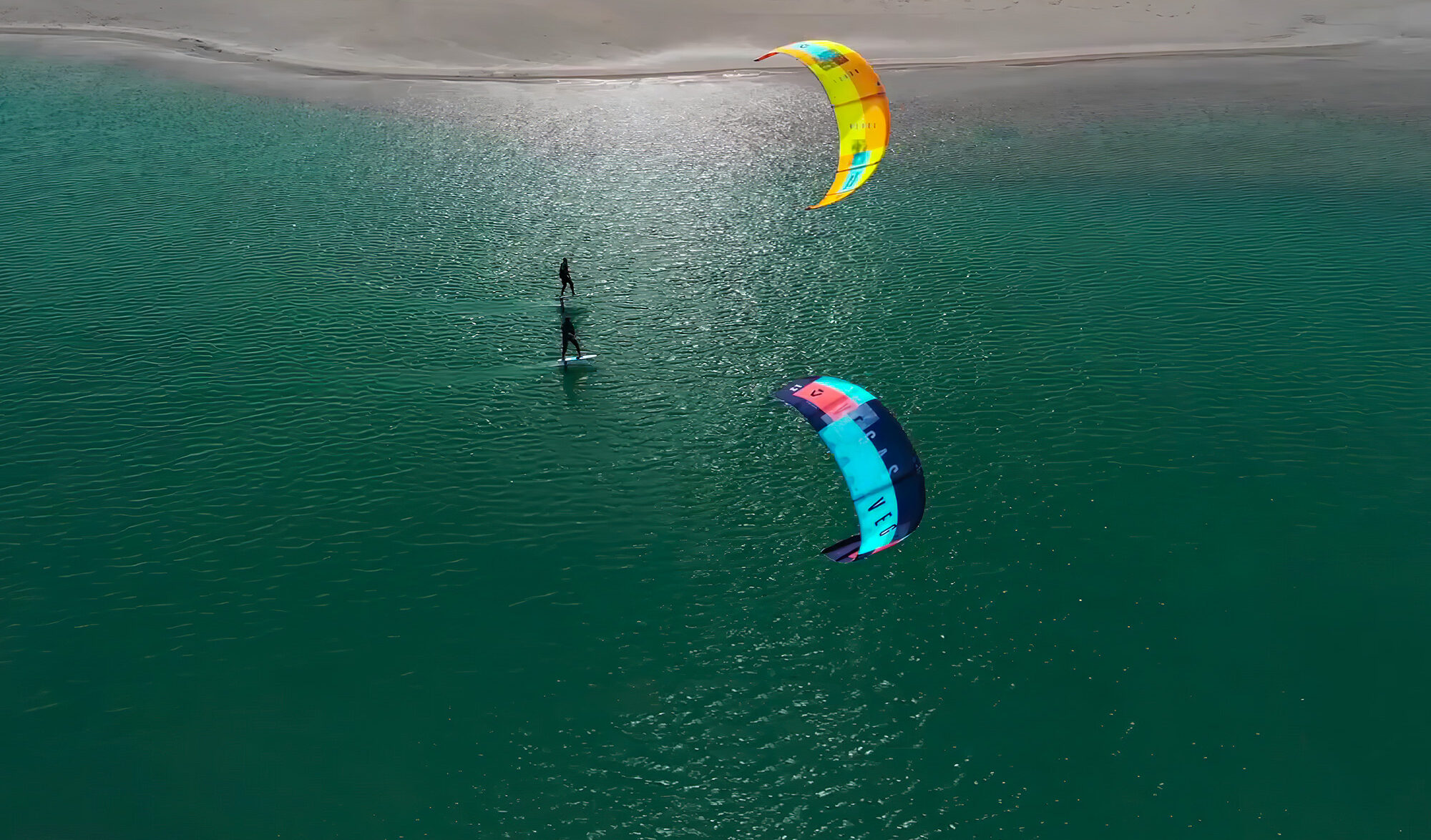 Les frères Garat dans une session de Kitesurf