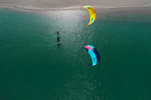 Les frères Garat dans une session de Kitesurf