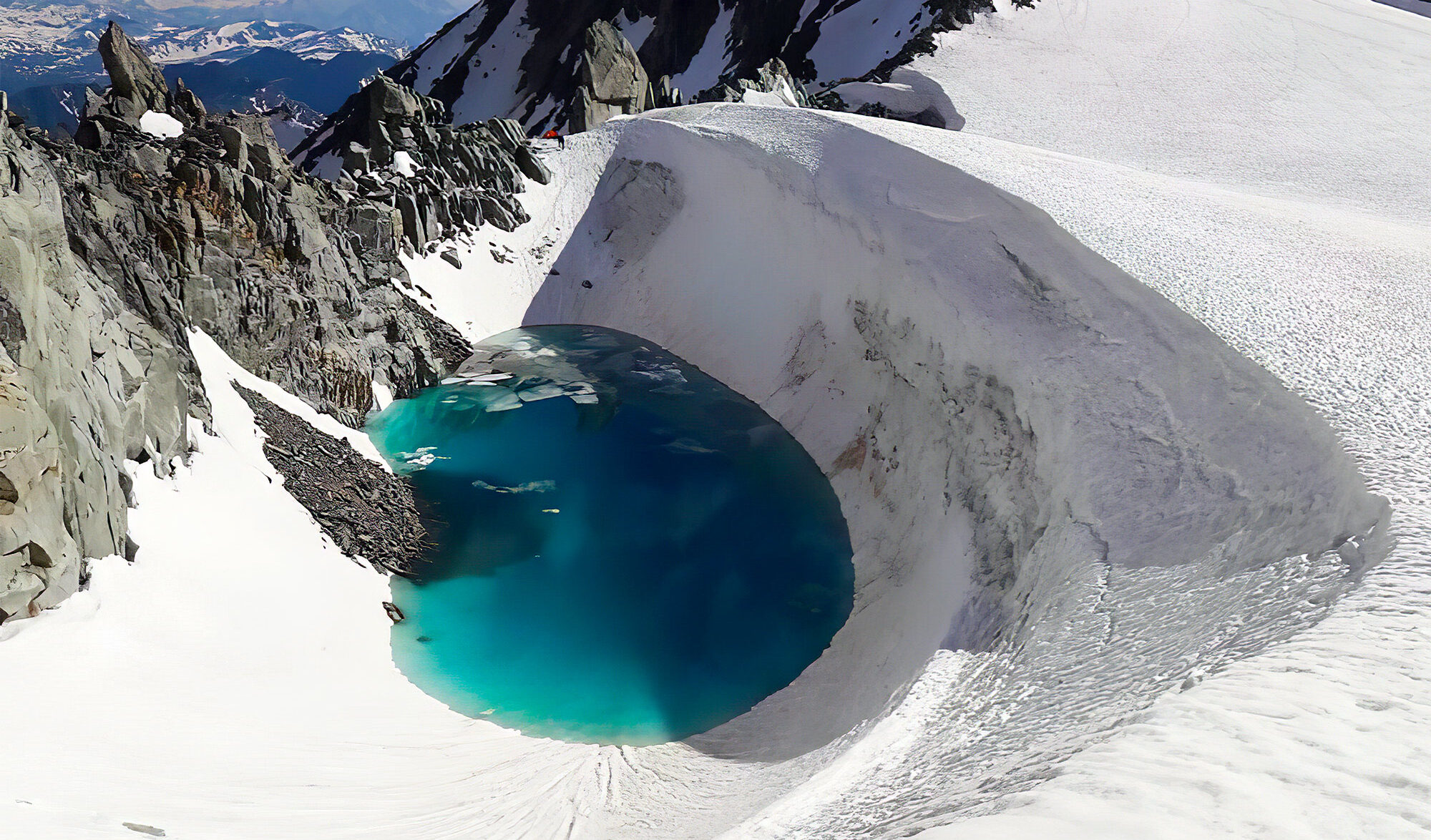 Lac formé de la fonte du glacier, en dessous de la Dent du Géant