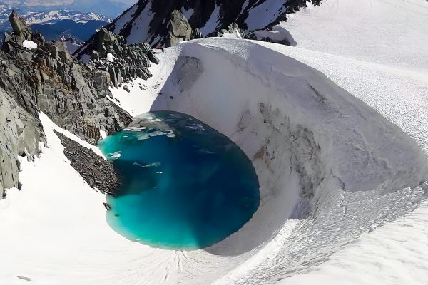 Lac formé de la fonte du glacier, en dessous de la Dent du Géant