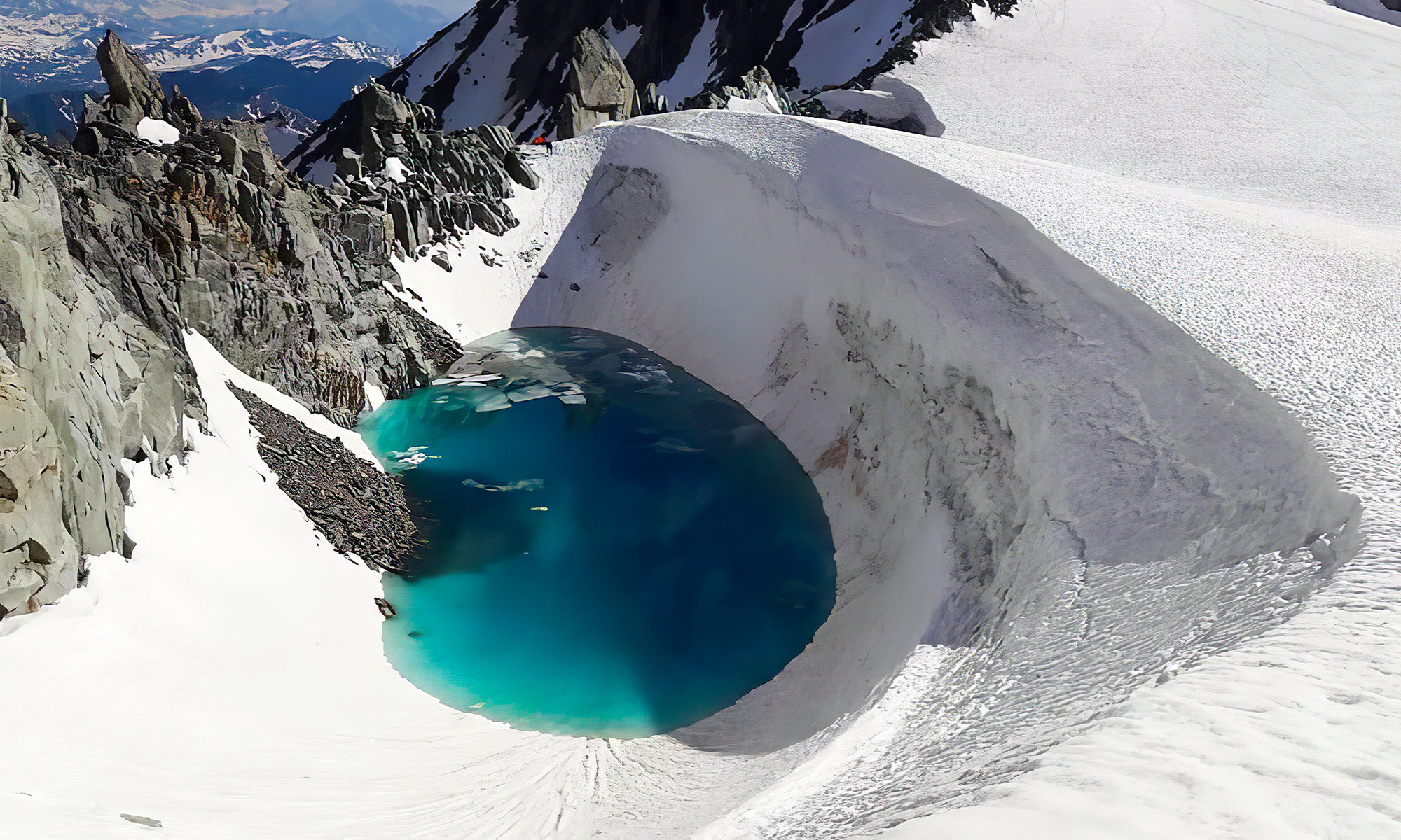 Lac formé de la fonte du glacier, en dessous de la Dent du Géant
