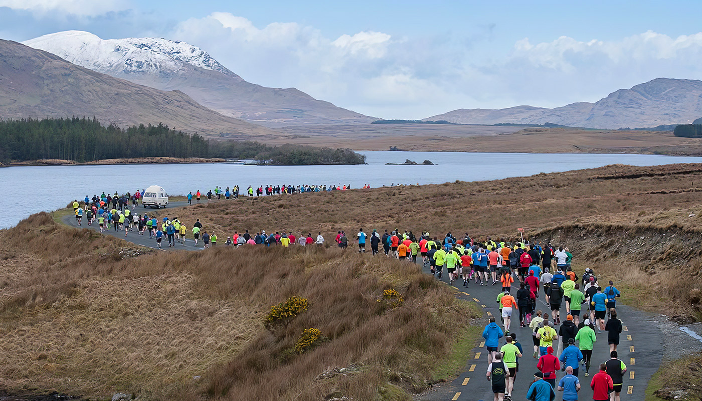 Des coureurs dans la région du Connemara en Irlande