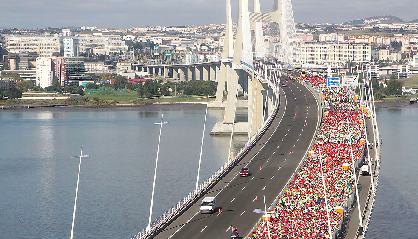 Une foule immense sur un pont de Lisbonne