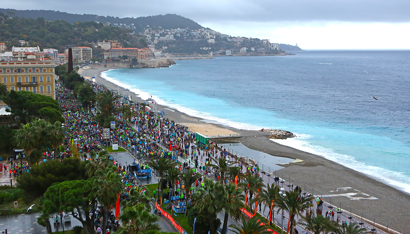 Vue aérienne sur la côte d'Azur 