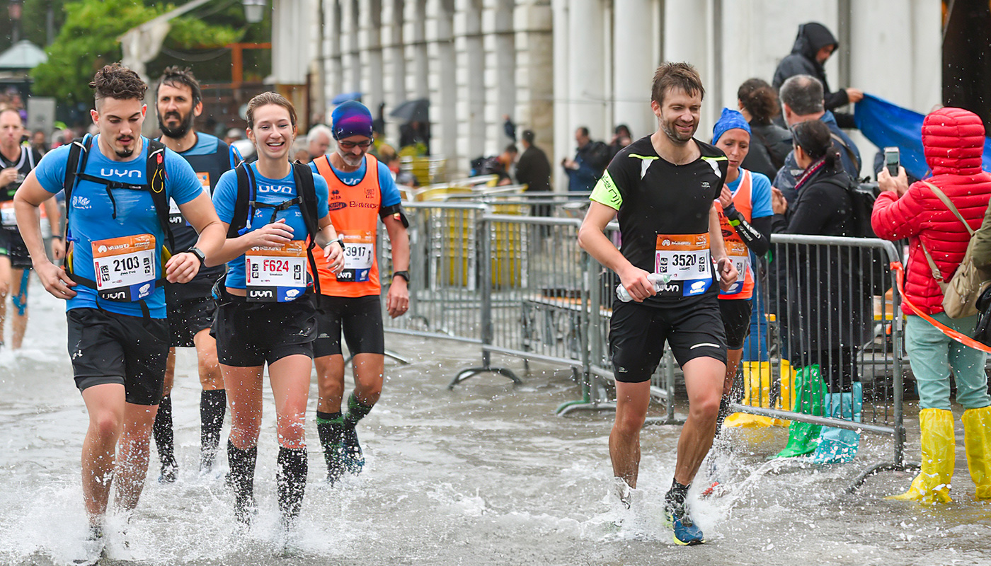 Les coureurs les pieds dans l'eau au Marathon de Venise